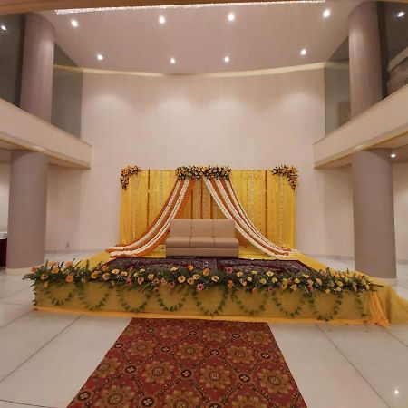 Acco Grand Hotel Lucknow Bagian luar foto