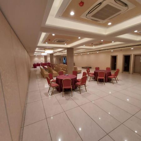 Acco Grand Hotel Lucknow Bagian luar foto