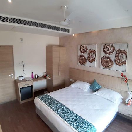 Acco Grand Hotel Lucknow Bagian luar foto