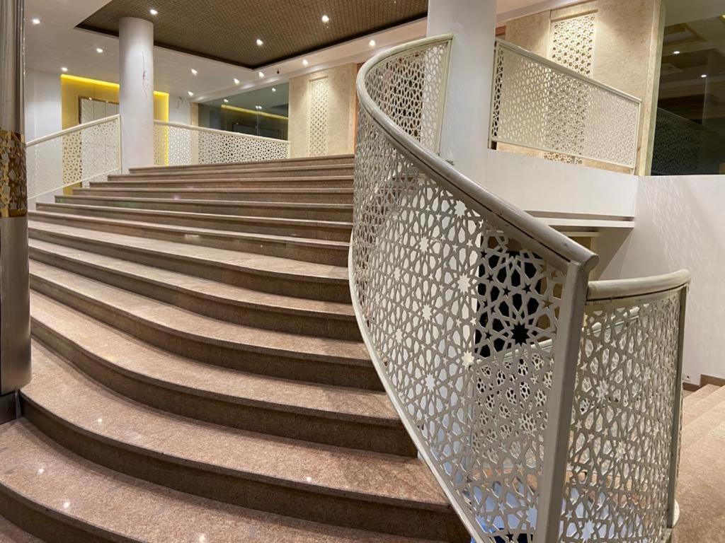 Acco Grand Hotel Lucknow Bagian luar foto