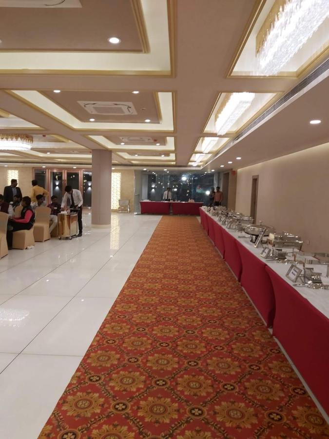 Acco Grand Hotel Lucknow Bagian luar foto