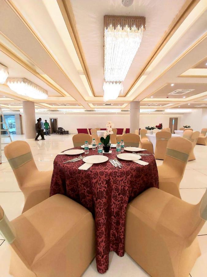 Acco Grand Hotel Lucknow Bagian luar foto