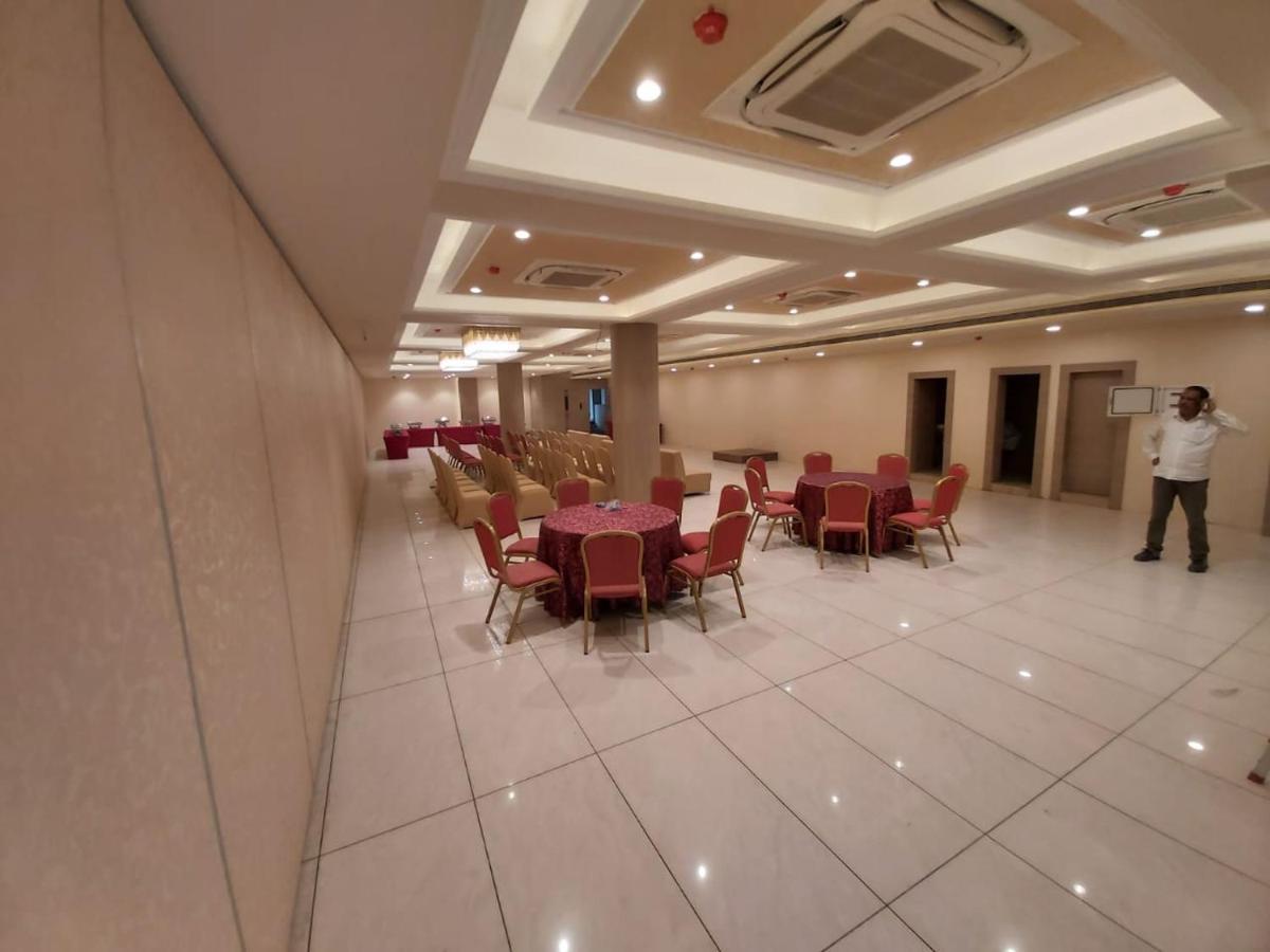 Acco Grand Hotel Lucknow Bagian luar foto