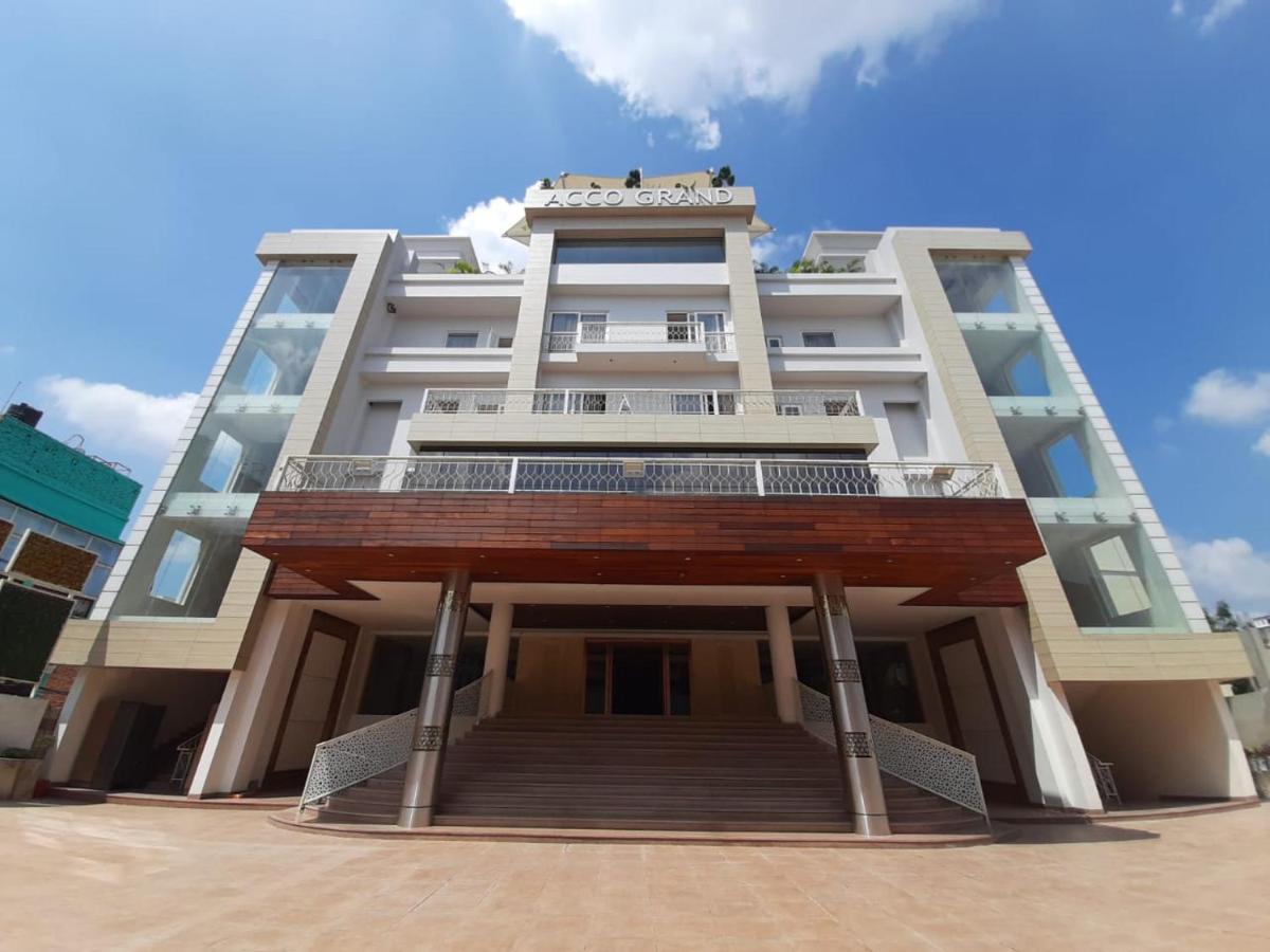 Acco Grand Hotel Lucknow Bagian luar foto