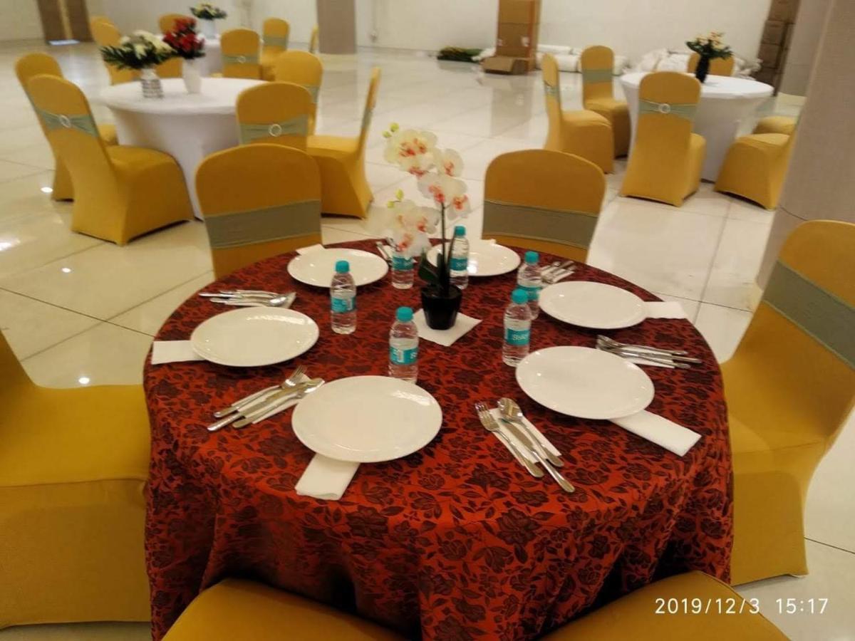 Acco Grand Hotel Lucknow Bagian luar foto
