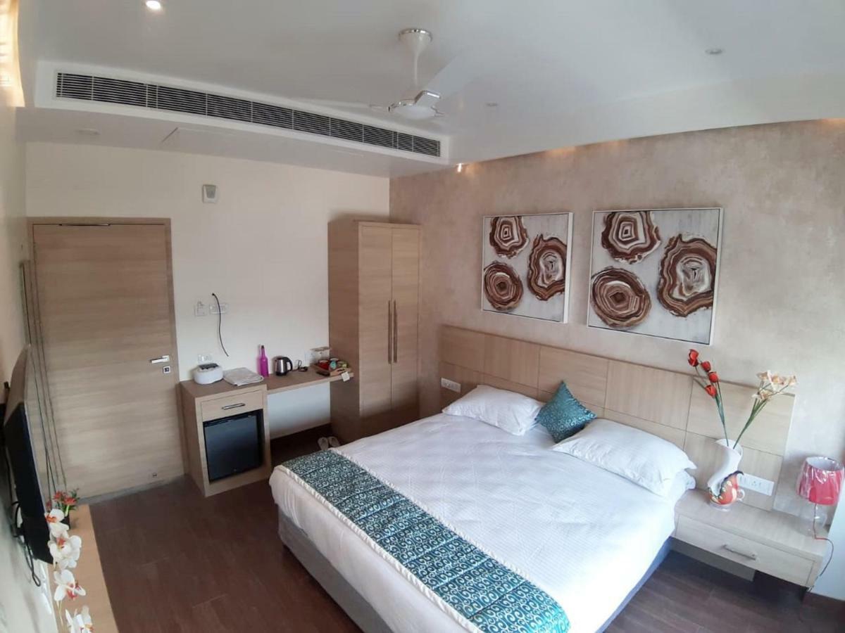 Acco Grand Hotel Lucknow Bagian luar foto