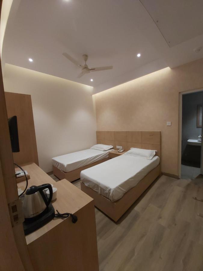 Acco Grand Hotel Lucknow Bagian luar foto